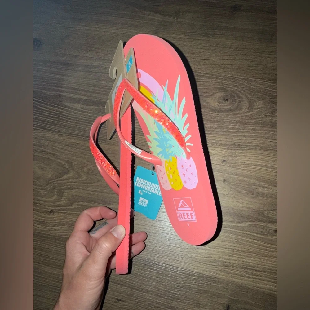 Reef Stargazer Prints Flip Flops Sandals in Pineapple Rainbows NWT Girls Kids 5 - Picture 2 of 5